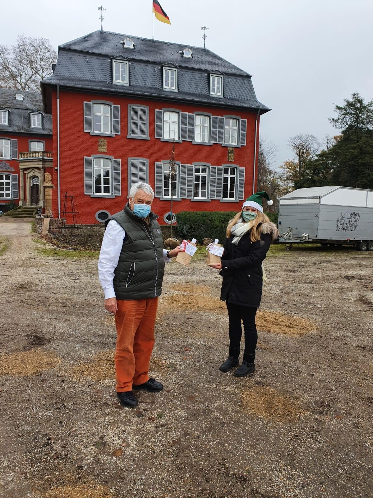 2020 12 10 Uebergabe Weihnachtstuete Overlack