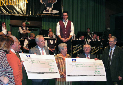 2007 10 eifellaender scheckuebergabe